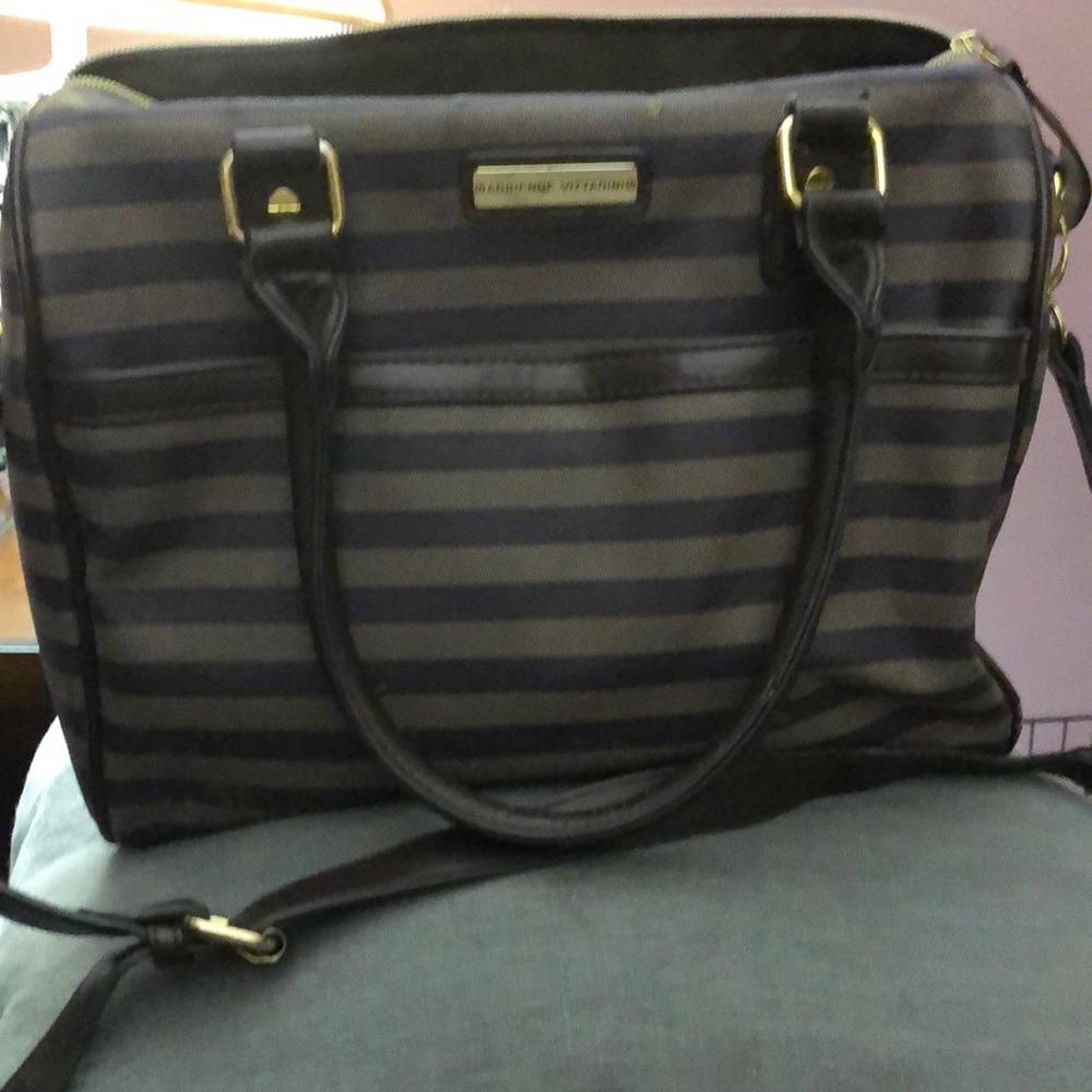 Adrienne Vittadini Boston bag. Brown/dark brown.